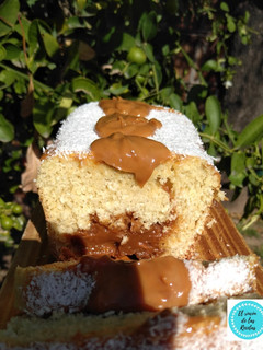 Una foto de Budín de coco. Relleno con dulce de leche