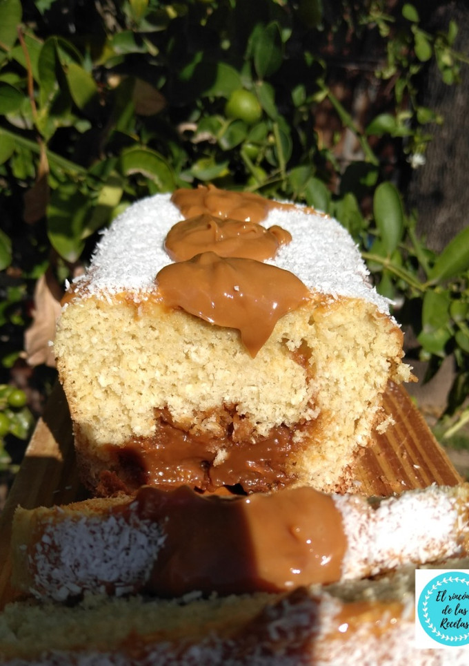 Una foto de Budín de coco. Relleno con dulce de leche