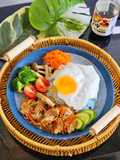 ข้าวหน้าหมูผัดซอสญี่ปุ่น