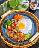 ข้าวหน้าหมูผัดซอสญี่ปุ่น