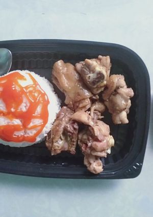 Hình của món Cơm gà nướng sa tế ngũ vị.