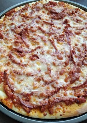 Une photo de Pizza au lardon et des tranches de salami de dinde