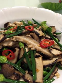 韭菜花炒香菇 的食譜成品照片