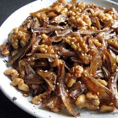 A picture of Scrumptious Fried ‘Ikan Bilis’ & Walnuts.