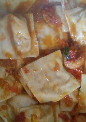 Una foto de Ravioles de zapallo y ricota con salsa mentolada de camarones