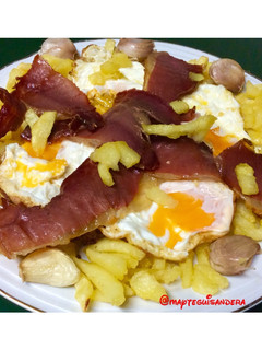 Una foto de Huevos rotos