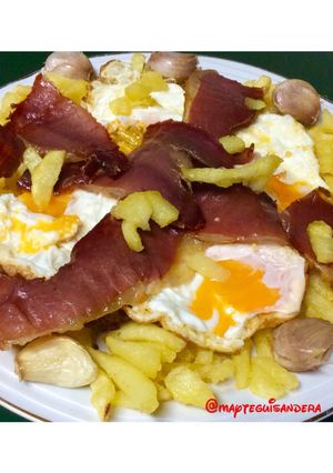 Una foto de Huevos rotos