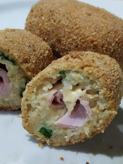 Una foto de Bombas de Papa rellenas de Jamón y queso 😋