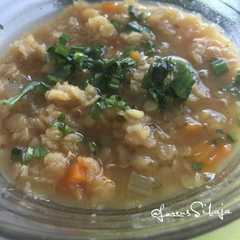 Una foto de Sopa de lentejas germinadas
