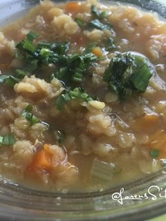 Una foto de Sopa de lentejas germinadas