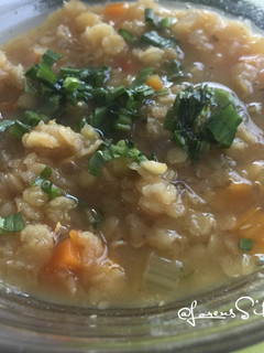 Una foto de Sopa de lentejas germinadas