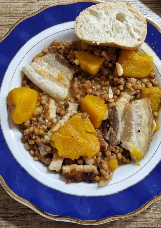 Una foto de Lentejas con panceta y calabaza
