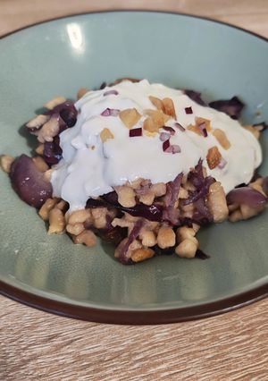 Lilahagymás - szalonnás nokedli recept fotója