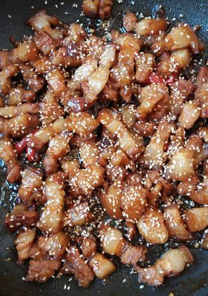Hình của món Thịt heo rim mè.