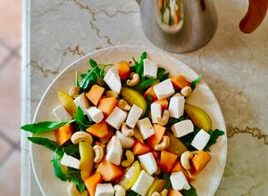 Foto di Insalata mista con primo sale frutta e anacardi
