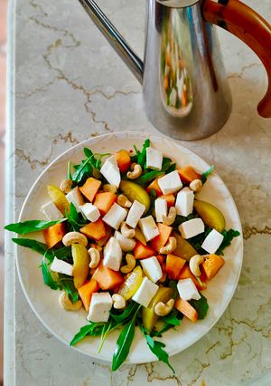 Foto di Insalata mista con primo sale frutta e anacardi