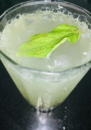 A picture of Raw mango mojito.