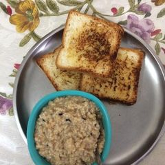 A picture of Salty white oats with garlic bread.