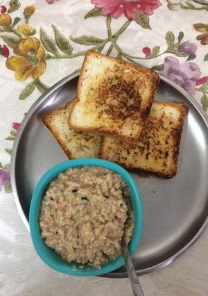 A picture of Salty white oats with garlic bread.