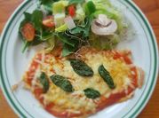 Una foto de pizza marinera