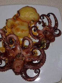 Una foto de Pulpitos al horno con patatas