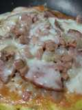 Pizza🍕de papa criolla con queso🧀, cebolla caramelizada🧅y carnes frías🥓🍖🍕