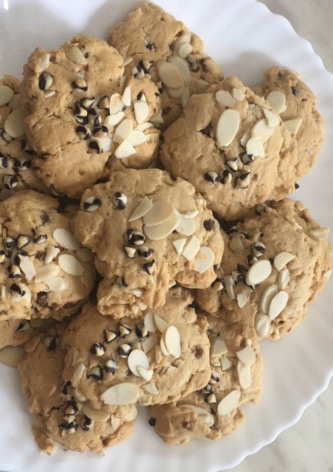 A picture of Soft-cookies with almonds.
