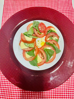 Una foto de Ensalada caprese 🇮🇹