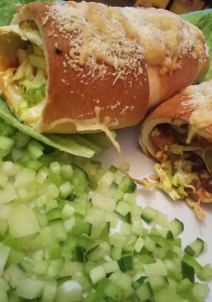 Sajttal, füstölt szalámival töltött kifli recept fotója
