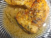 Una foto de pollo al horno con laurel