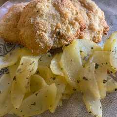Una foto de Coliflor rebozada con patatas al horno