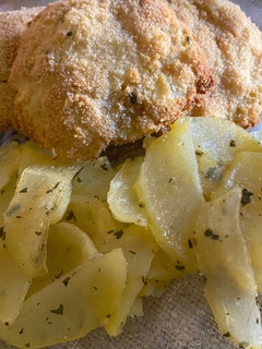 Una foto de Coliflor rebozada con patatas al horno