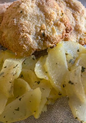 Una foto de Coliflor rebozada con patatas al horno