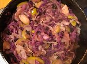 Una foto de ensalada de repollo morado