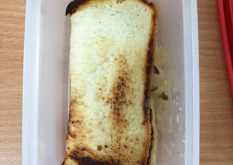 Langkah Mudah untuk Menyiapkan Sandwich telur omega with ikan cakalang asap, Sempurna