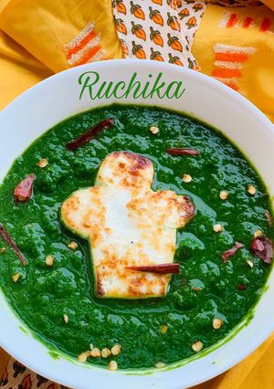 A picture of Palak paneer.