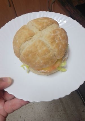 Una foto de Hamburguesa de cerdo con setas al ajillo y mayonesa de cebolla