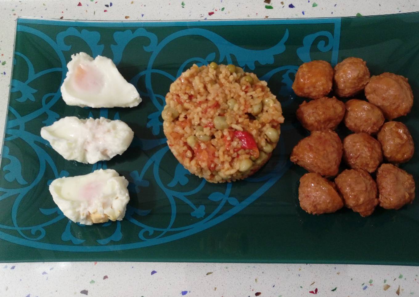 Arroz con habas, albóndigas y huevos escalfados