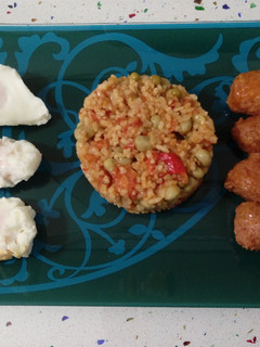 Una foto de Arroz con habas, albóndigas y huevos escalfados