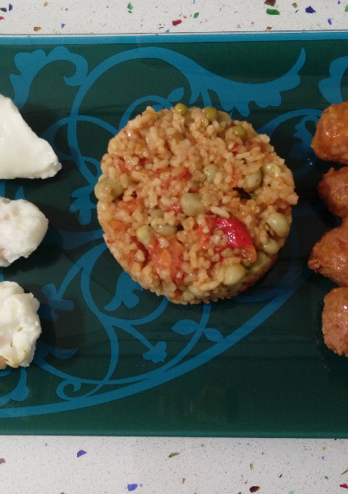 Una foto de Arroz con habas, albóndigas y huevos escalfados