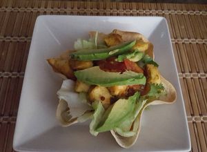 Una foto de Canastitas de pollo. (Tostada salad)