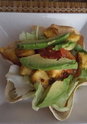 Una foto de Canastitas de pollo. (Tostada salad)