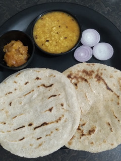 મકાઈ ના રોટલા (Makai Rotla Recipe In Gujarati) રેસીપી મુખ્ય ફોટો