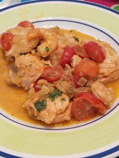 Una foto de Salmón con tomatitos