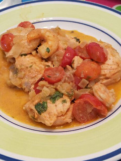 Una foto de Salmón con tomatitos