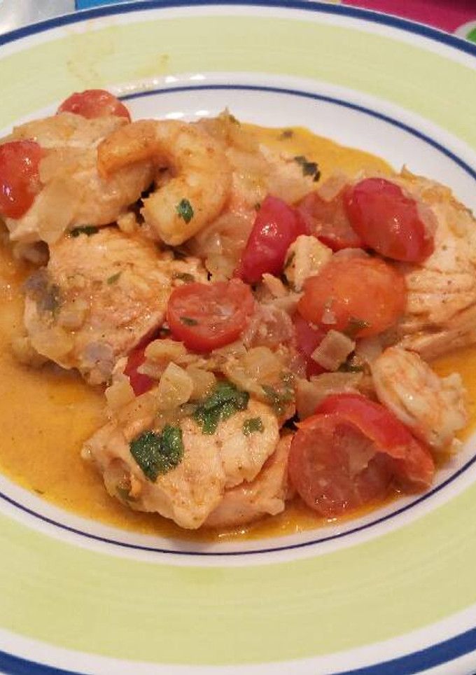 Una foto de Salmón con tomatitos