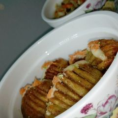 A picture of Hasselback potatoes.