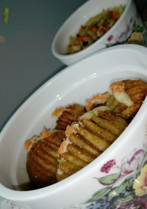 A picture of Hasselback potatoes.