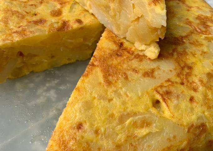 Tortilla de Patatas (Spanish Omelet with Potatoes)