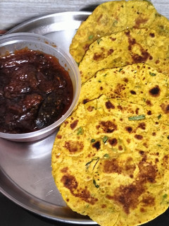 કોથમીર ના થેપલા (Kothmir Thepla Recipe In Gujarati) રેસીપી મુખ્ય ફોટો